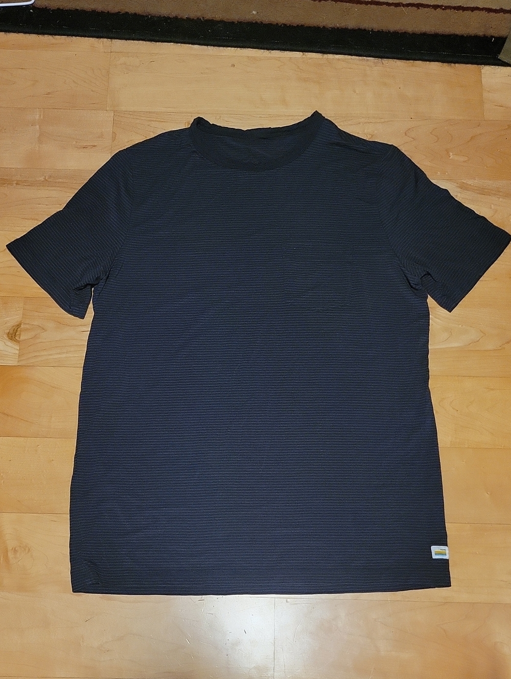 Vuori Short Sleeve Charcoal Gray Pin Stripe Tshirt Mens M